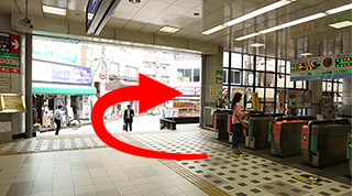 梅島駅の改札から見て右側の出口から出ます。